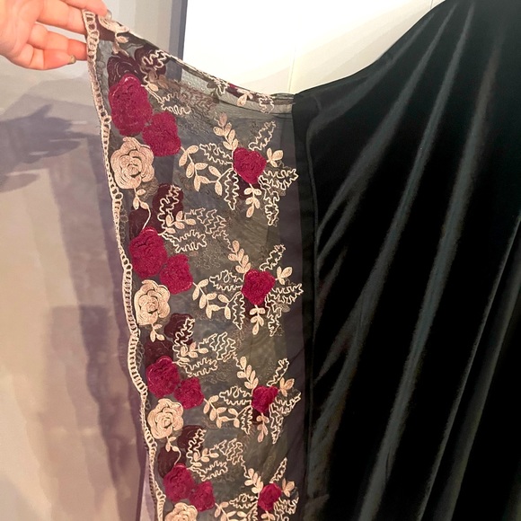 Beautiful shawl black with wine and tan trim - Picture 2 of 5